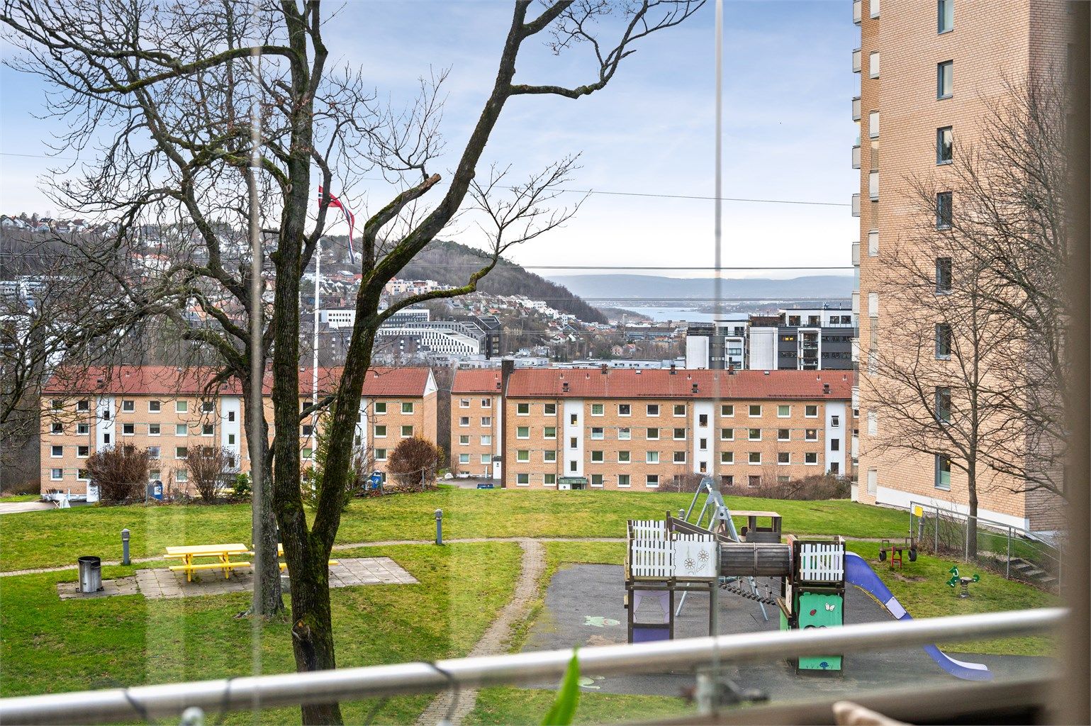 Utsikt fra balkongen! Her er det fjordgløtt og flott utsikt over Oslo. 