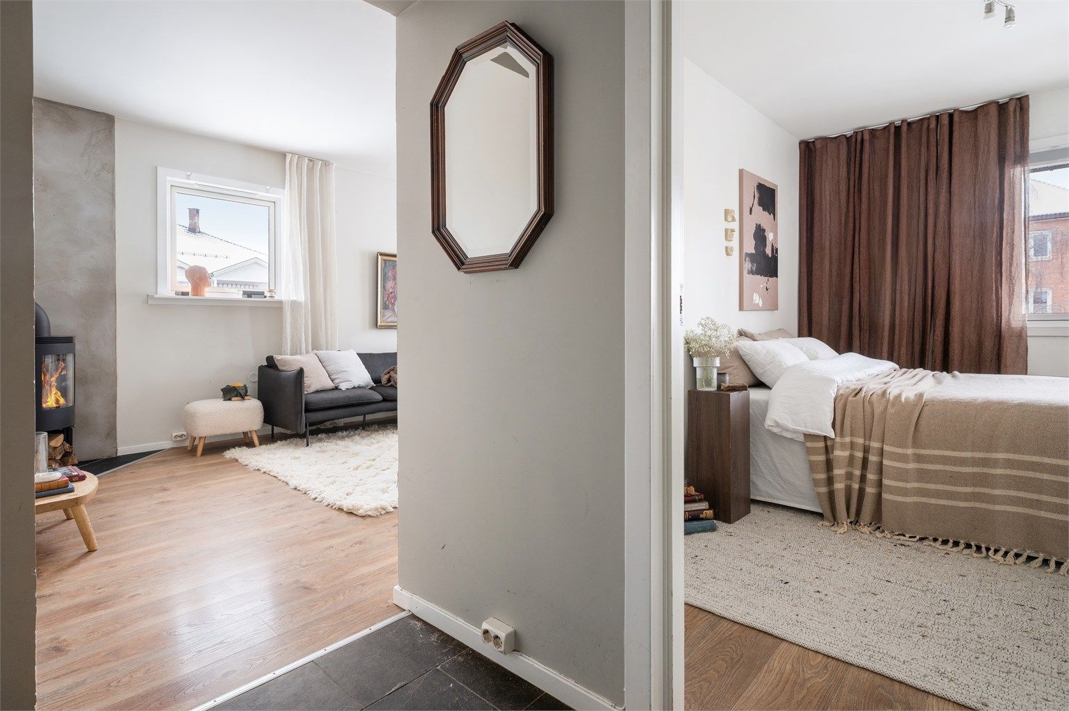 Fra entréen er det direkte tilgang til leilighetens øvrige rom, noe som gir en god flyt.