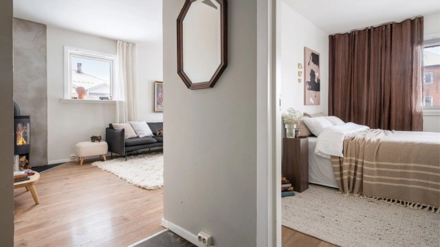 Fra entréen er det direkte tilgang til leilighetens øvrige rom, noe som gir en god flyt.