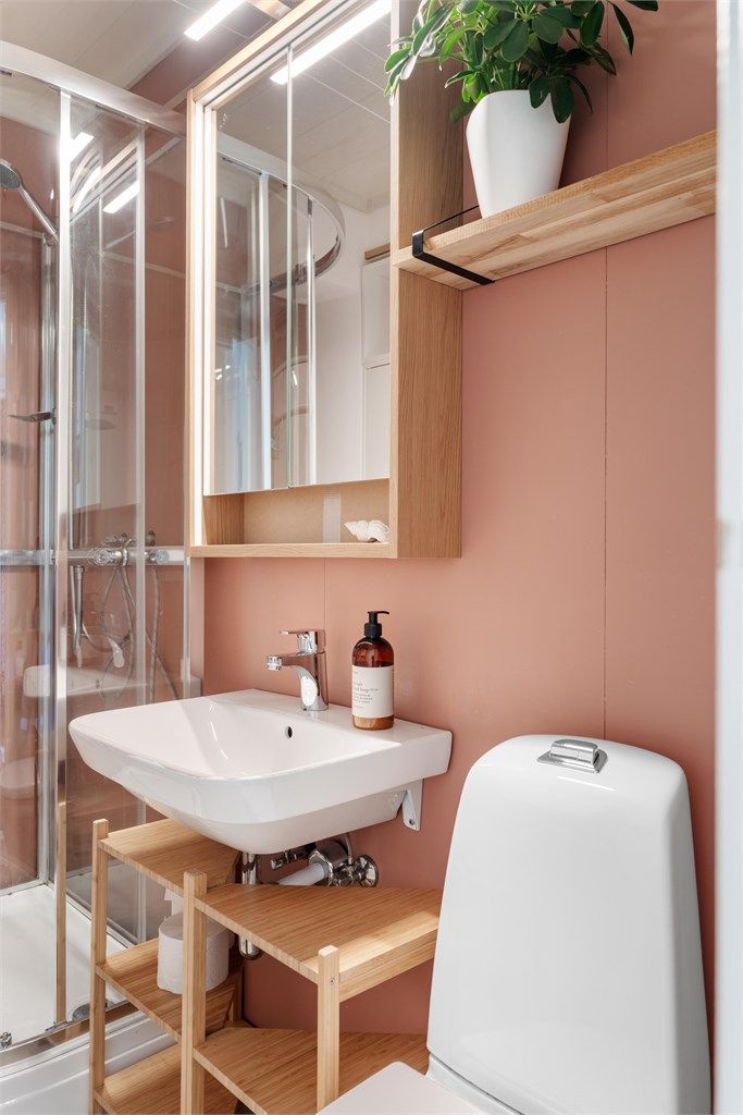 Speilskap med integrert belysning og praktiske hyller gir god oppbevaring på badet.