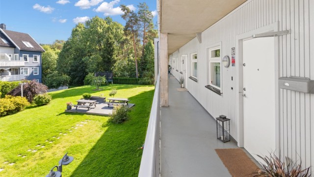 Adkomst til leiligheten via svalgang. Bygget har heis fra garasje og bakkeplan.