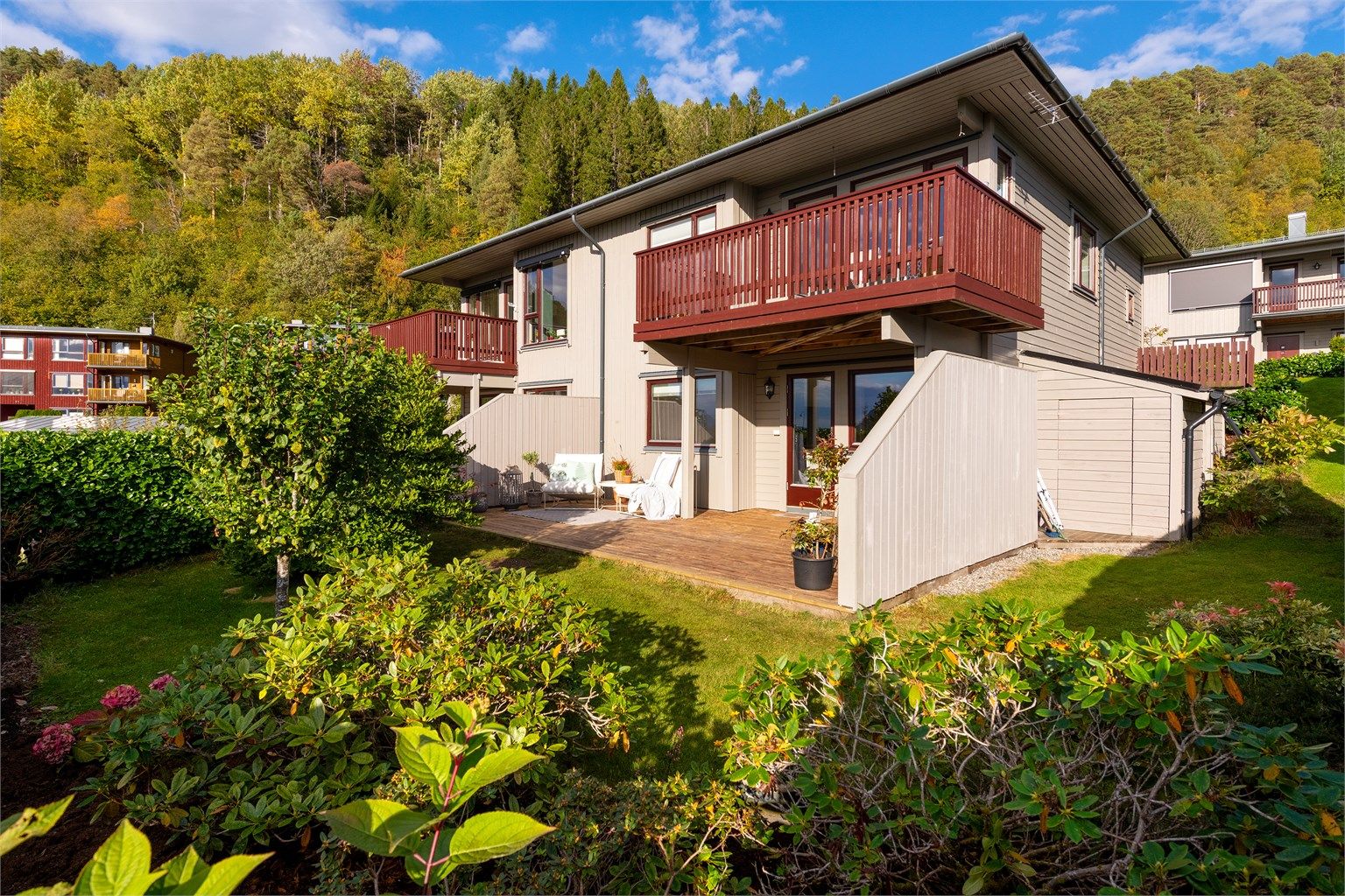 Pent opparbeidet hage med flott terrasseareal med sol til langt på kveld. Hagen er godt skjermet mot innsyn. 