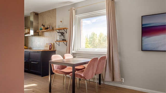 En hyggelig spiseplass i tilknytning til kjøkkenet, fint plassert mellom kjøkken og stue og med godt dagslys.