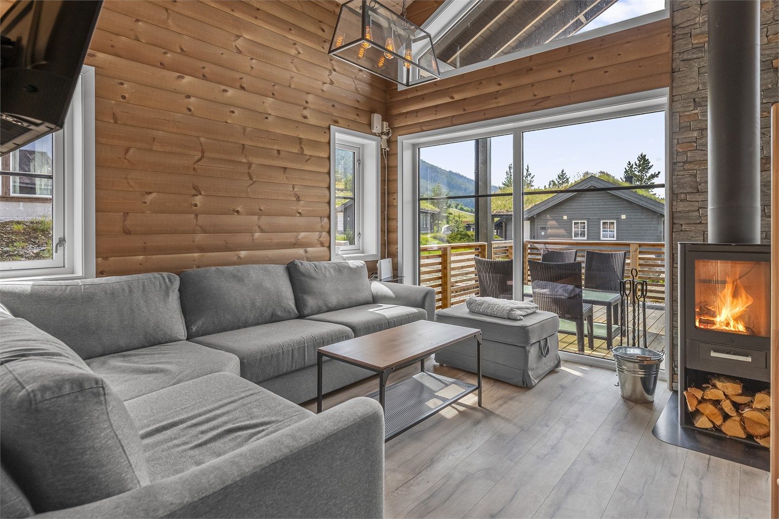 Stuen har god plass til sofa