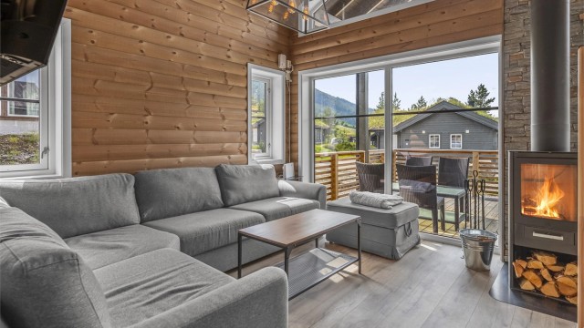 Stuen har god plass til sofa