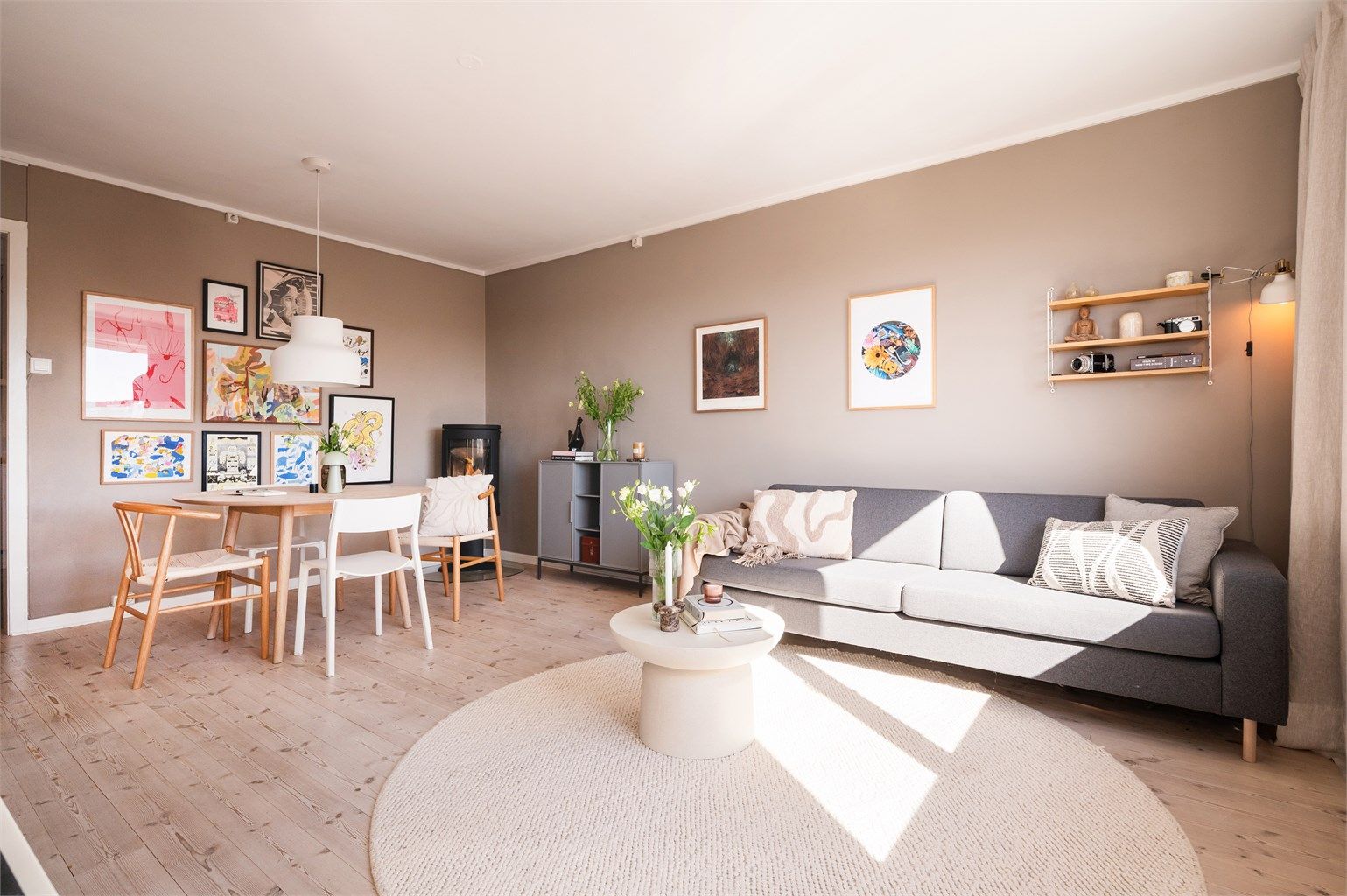 Stuen oppleves som lys og romslig