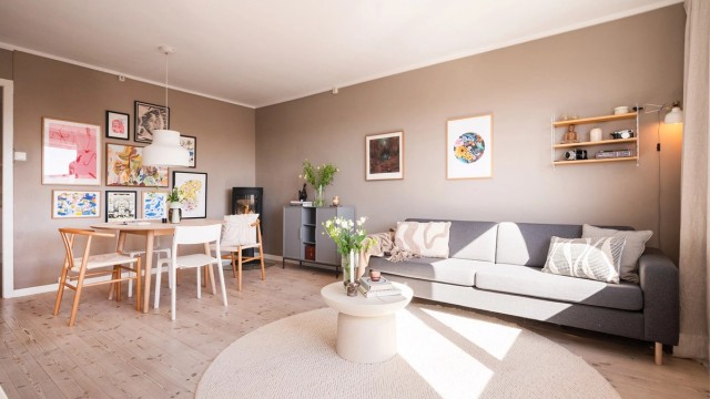 Stuen oppleves som lys og romslig