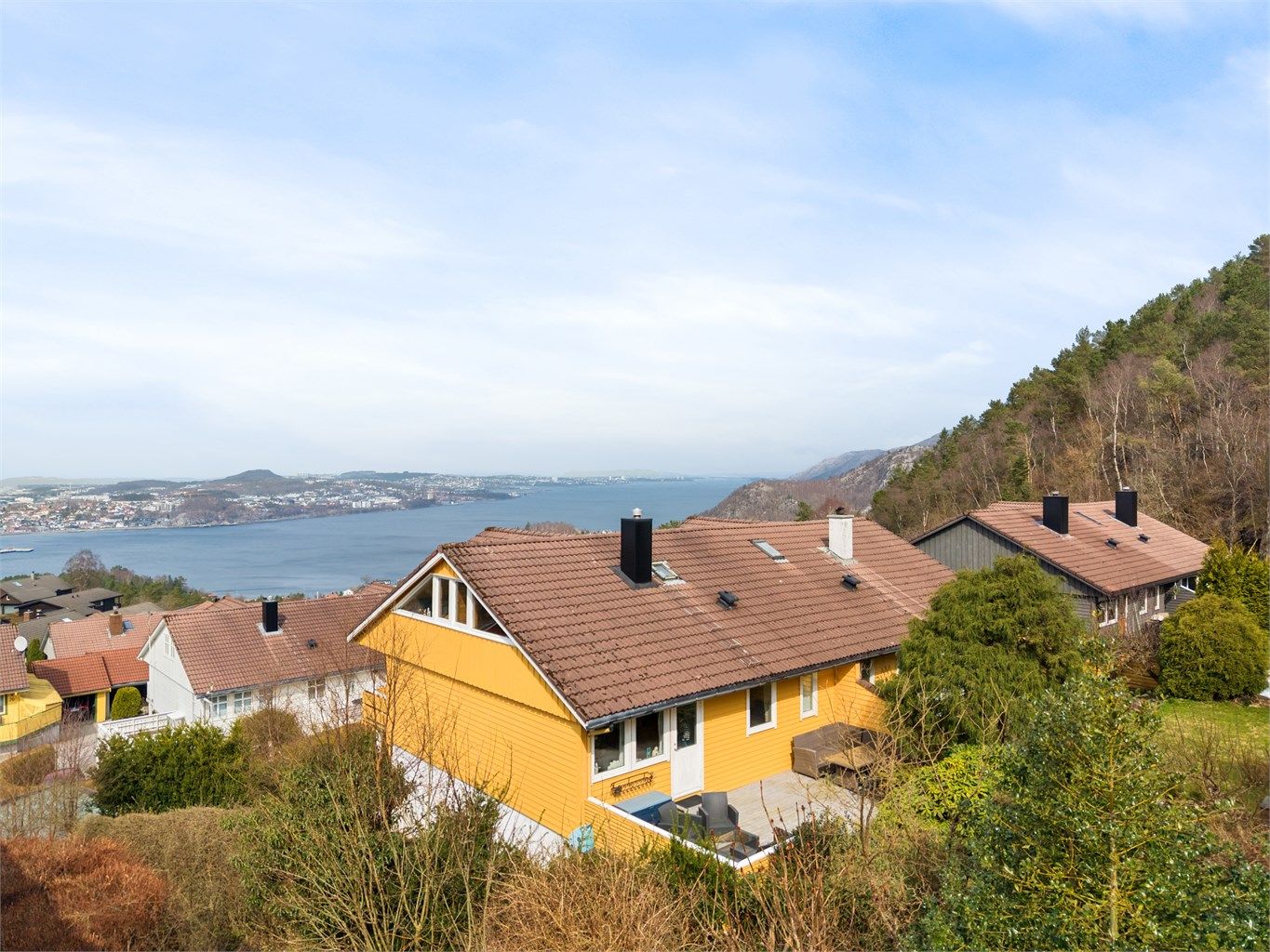 Boligen grenser til flotte grøntareal og har en nydelig utsikt utover Gandsfjorden.

Foto: Kristine Tofte