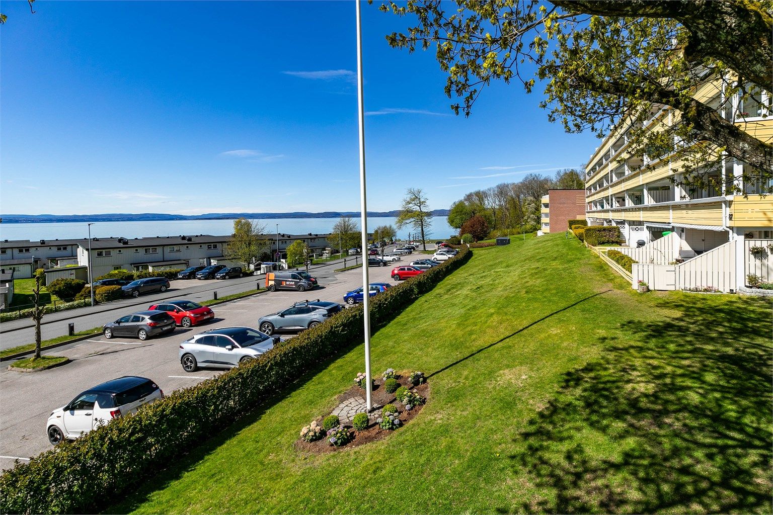 Fra leiligheten er det kun kort rusleavstand ned til idylliske Refsnesstranda, den nærmeste av et rikt antall badesteder på øya.
