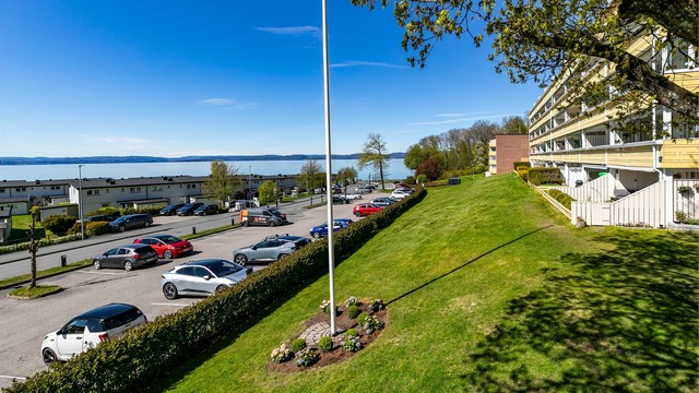 Fra leiligheten er det kun kort rusleavstand ned til idylliske Refsnesstranda, den nærmeste av et rikt antall badesteder på øya.