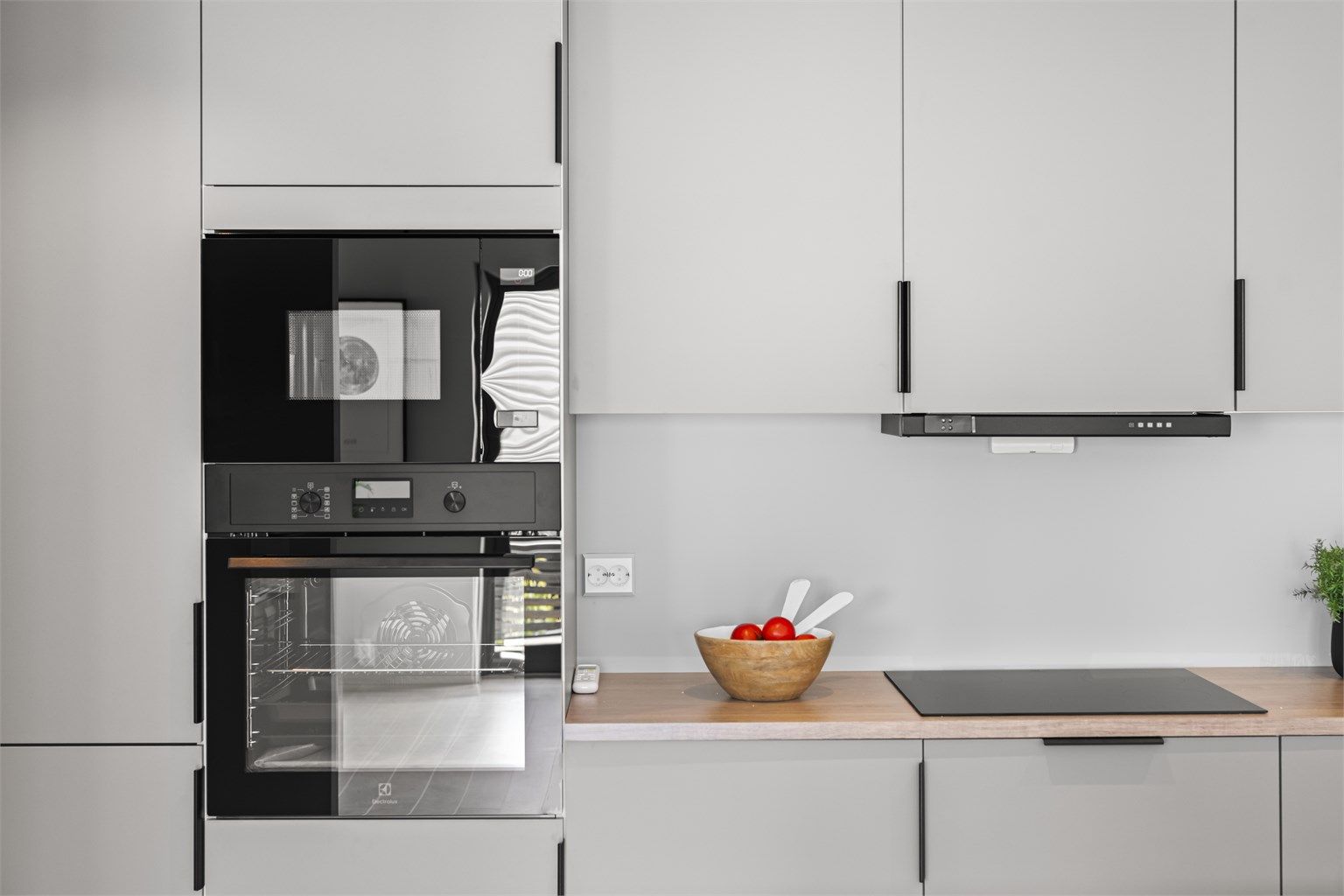 Lekre detaljer i sort mot det tidløse grå