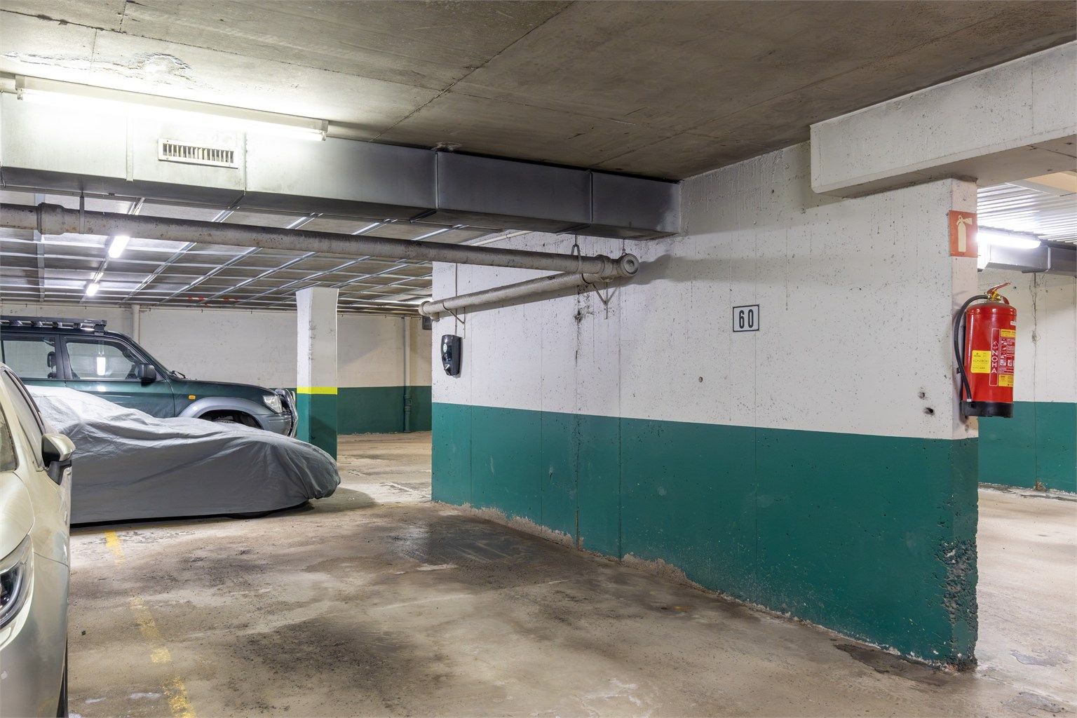 Parkeringsplass nr. 60 medfølger leiligheten. Det er tilkoblet lader for elbil