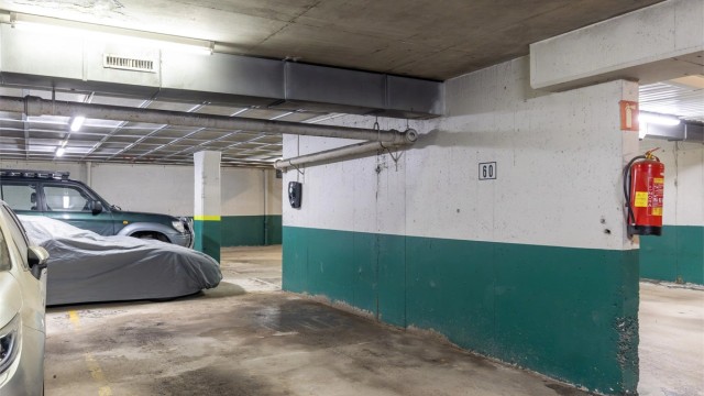 Parkeringsplass nr. 60 medfølger leiligheten. Det er tilkoblet lader for elbil