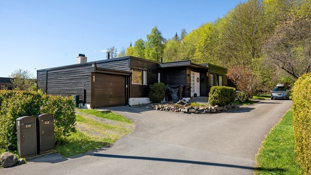 Sett fra oppkjørsel. Egen garasje og plass for parkering langs med huset om ønsket.