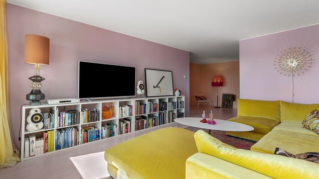 I stuen er det god plass til en stor sofagruppe, og planløsningen gjør det mulig å etablere flere sosiale soner i området mellom stue og kjøkken.