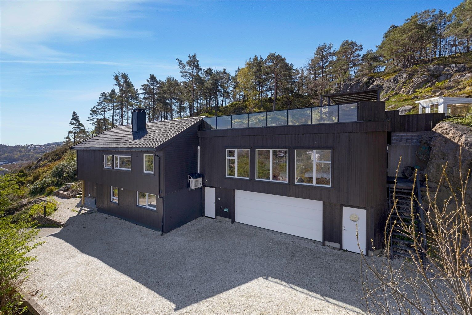 Velkommen til Ospeveien 31 - En herlig eiendom med flott utsikt og gode solforhold - Usjenert