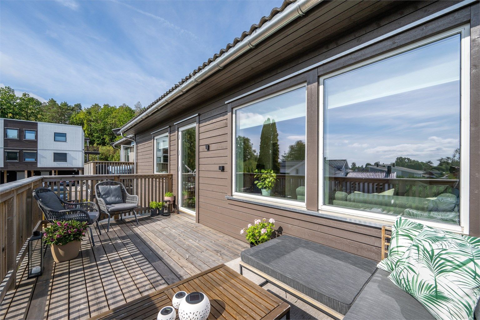 Fra stuen er det utgang til en romslig, sørvendt balkong på 13 m².
