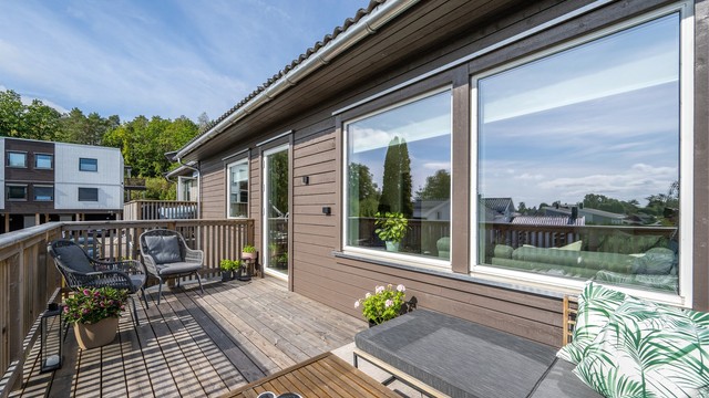 Fra stuen er det utgang til en romslig, sørvendt balkong på 13 m².