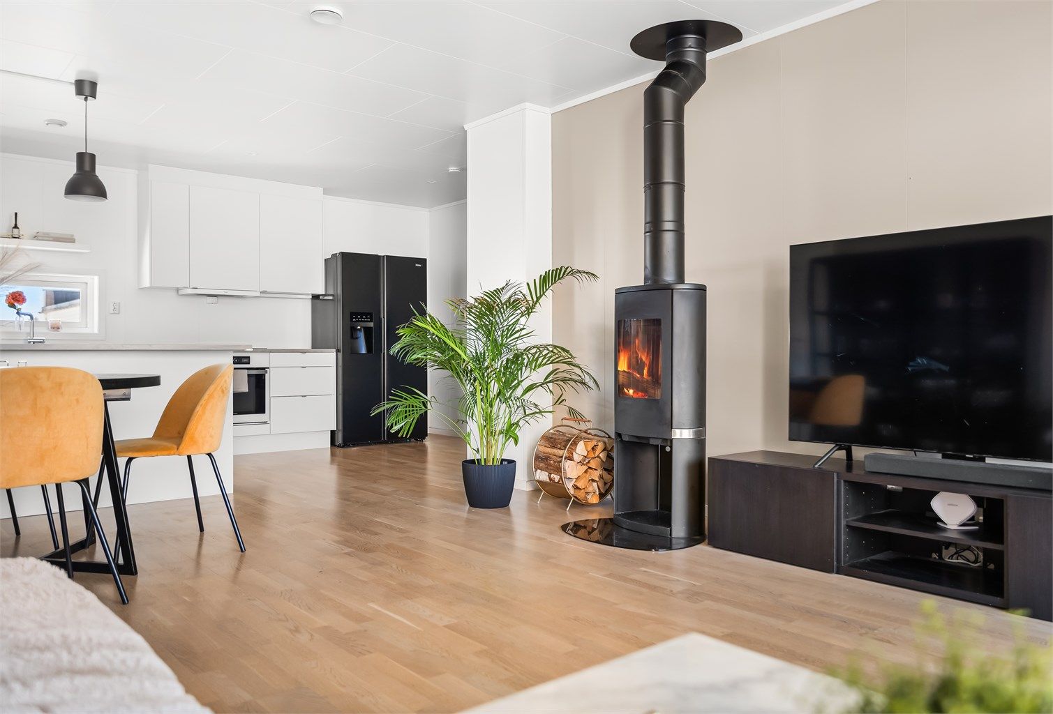 Peisovnen i stuen gir ekstra varme og hygge, og suppleres av en luft-til-luft varmepumpe.