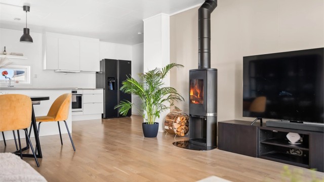 Peisovnen i stuen gir ekstra varme og hygge, og suppleres av en luft-til-luft varmepumpe.