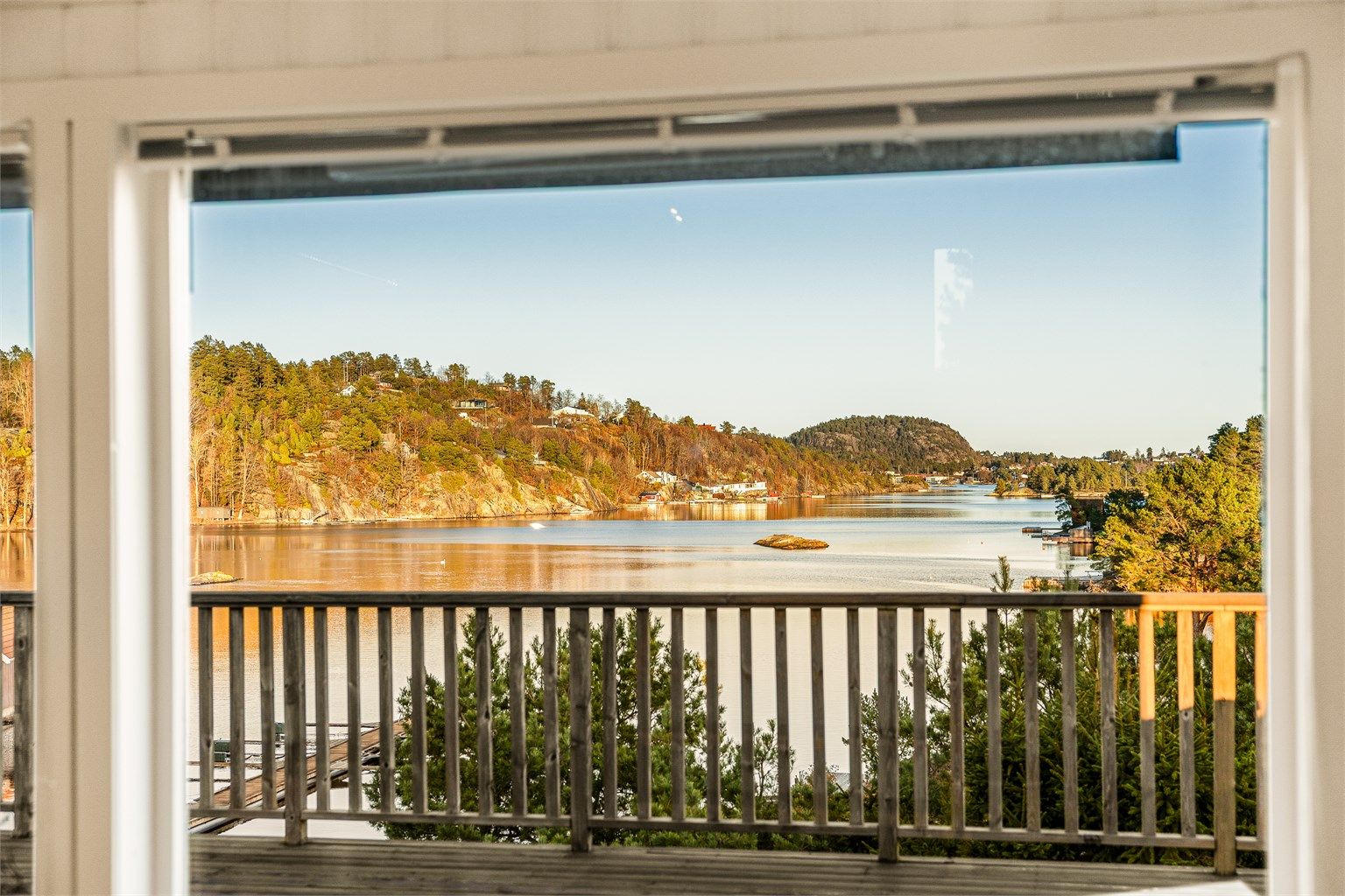 Store vindusflater sikrer lys og utsikt også fra innsiden av hytta.