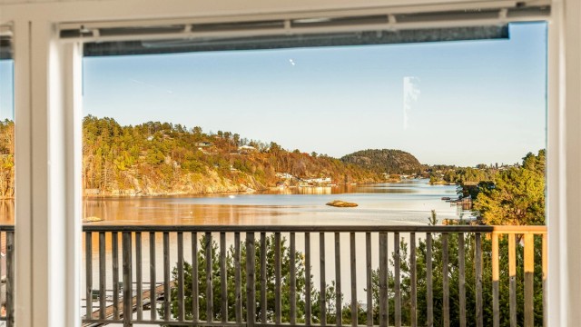 Store vindusflater sikrer lys og utsikt også fra innsiden av hytta.