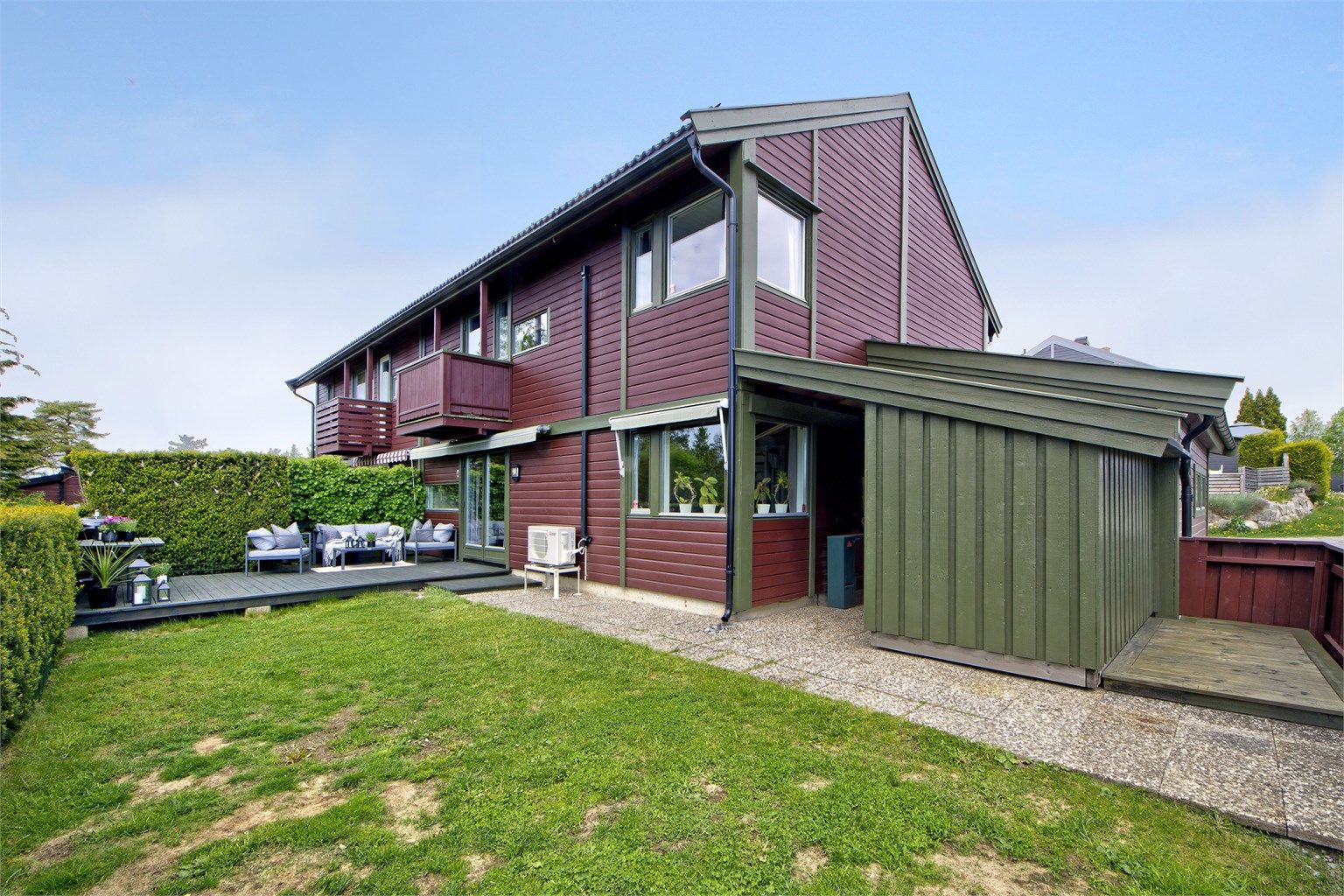 Solrik uteplass med adkomst fra stue - pent opparbeidet med platting og flat gressplen
