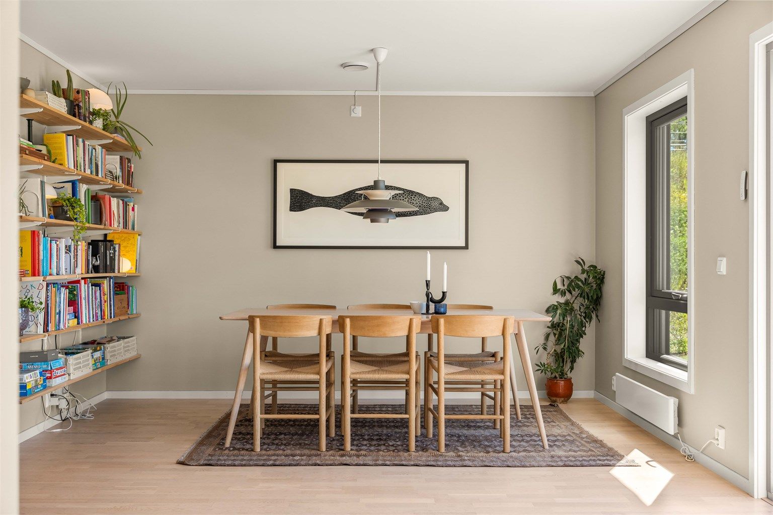 Den åpne løsningen gir god plass til et stort spisebord.