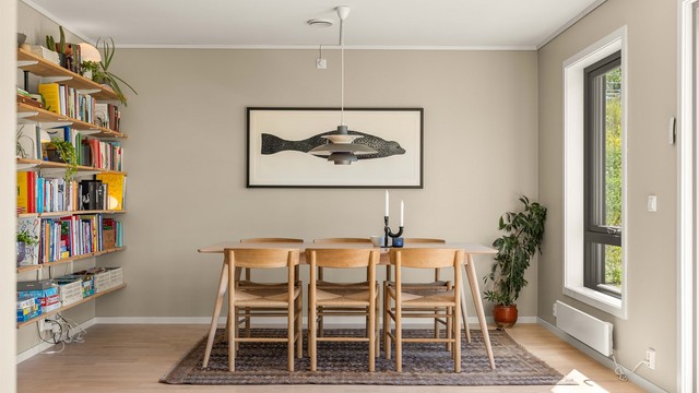 Den åpne løsningen gir god plass til et stort spisebord.