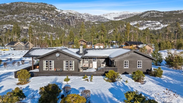 Hytten er har fin og rolig intern beliggenhet, mot friarealer i vest