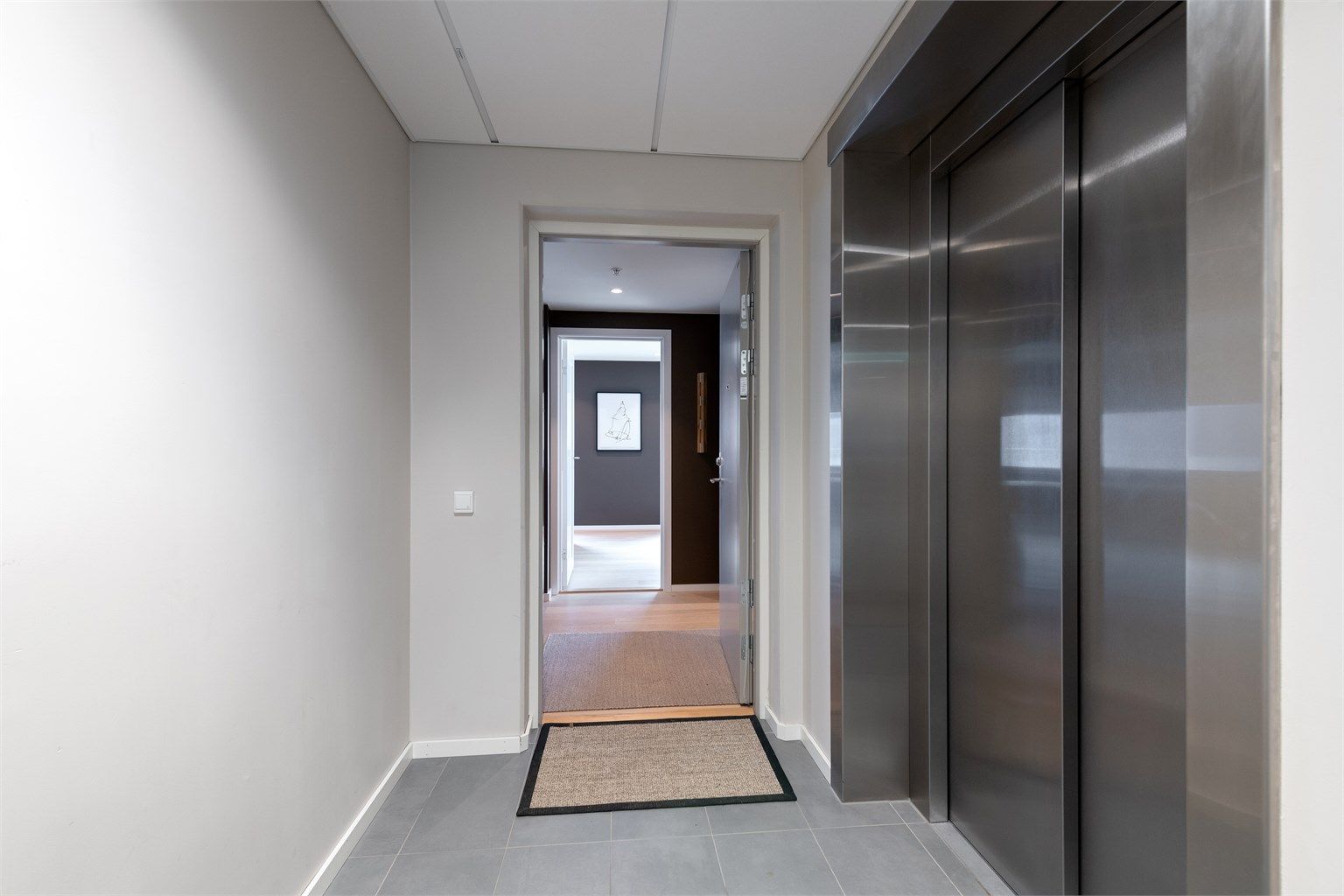 Det er heisadkomst til leiligheten og denne er like ved inngangsdøren