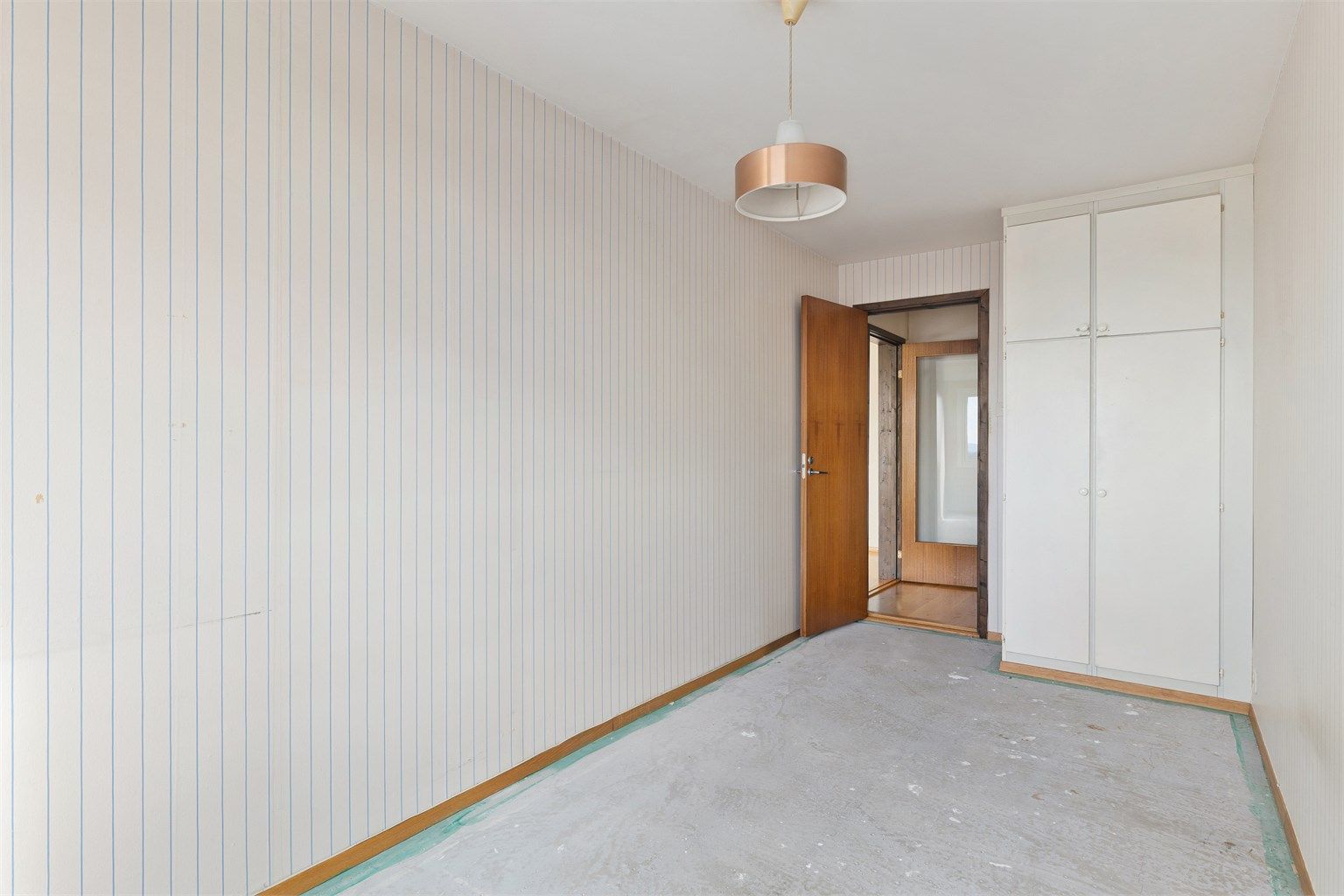 Rommet har et innebygget garderobeskap