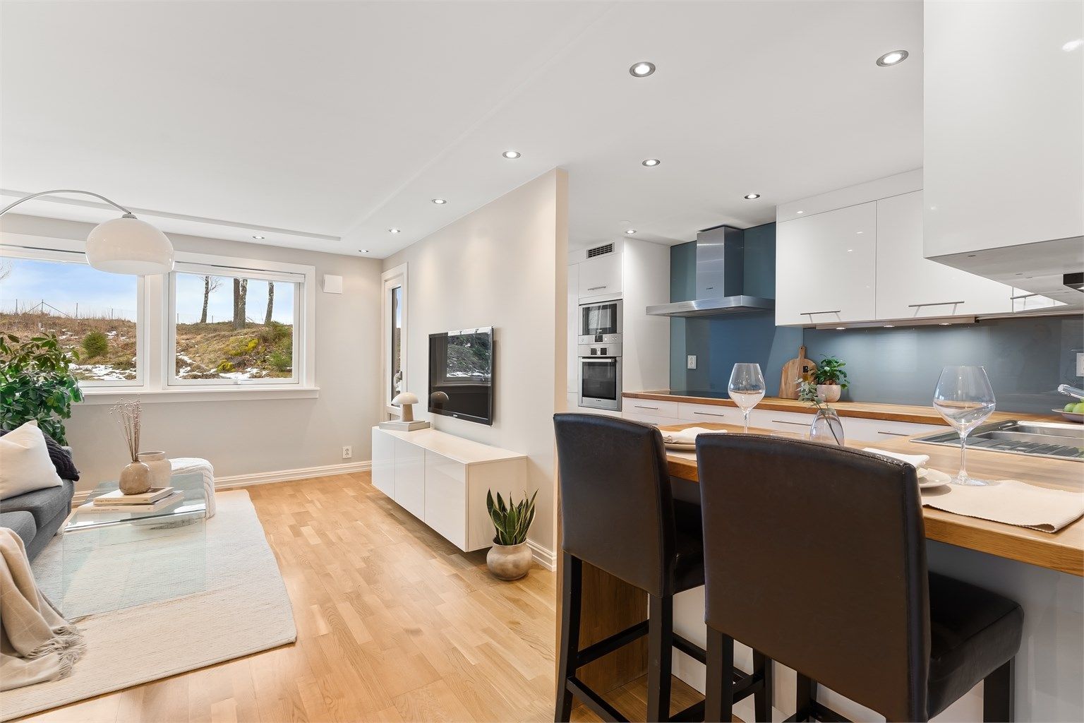 Den delvis åpne løsningen gir en god romfølelse og en naturlig soneinndeling.