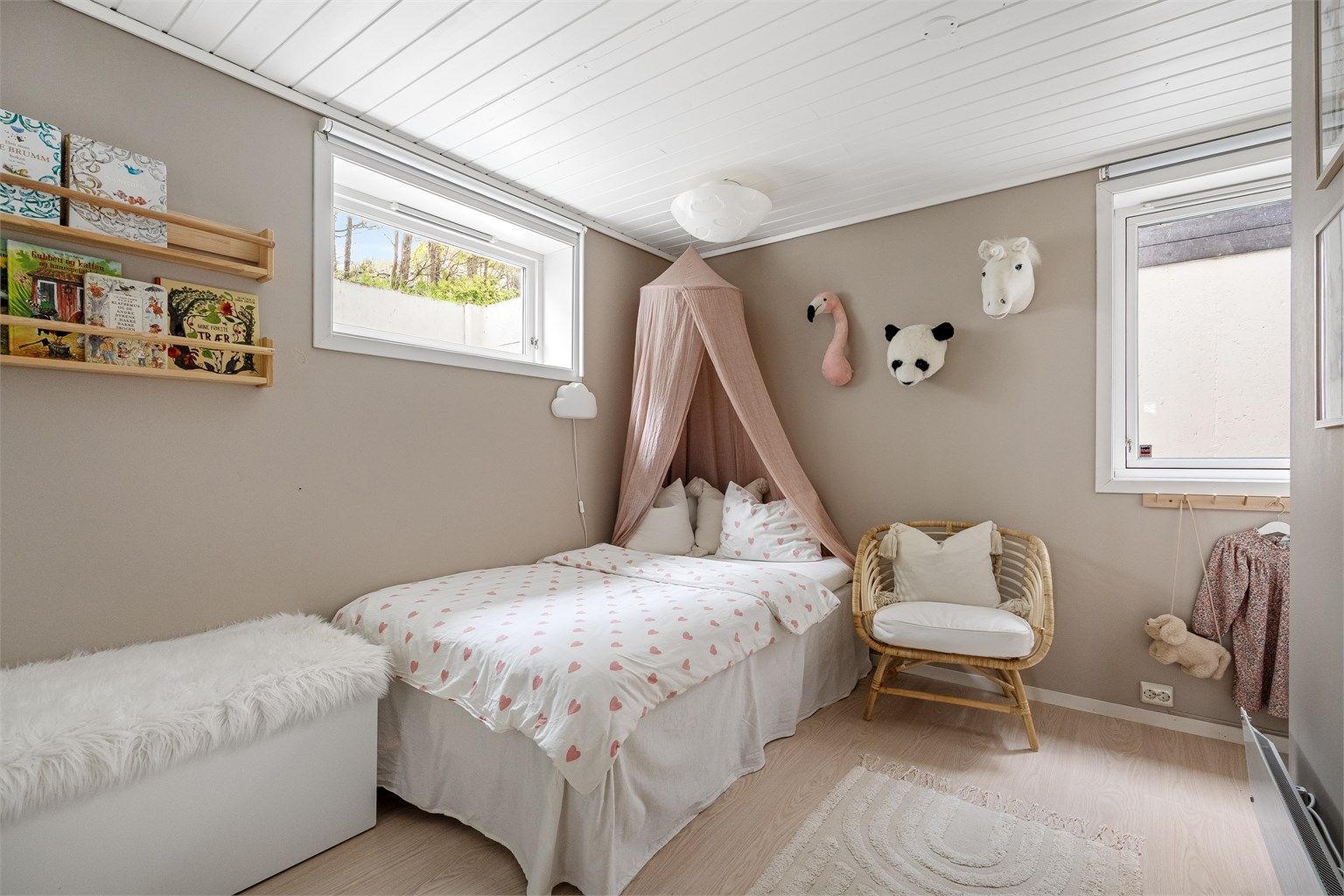 Hobbyrom/gjesterom er innredet som soverom, og brukes som det av selger. Rommet er av god størrelse, har to store vinduer og god takhøyde. Det er malt i fine, lune farger og har laminat på gulv. 