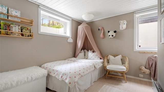 Hobbyrom/gjesterom er innredet som soverom, og brukes som det av selger. Rommet er av god størrelse, har to store vinduer og god takhøyde. Det er malt i fine, lune farger og har laminat på gulv.