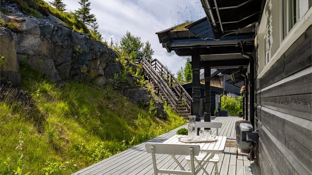 Inngangspartiet til hovedhytta gir også plass til en liten sittegruppe og annen dekorasjon.