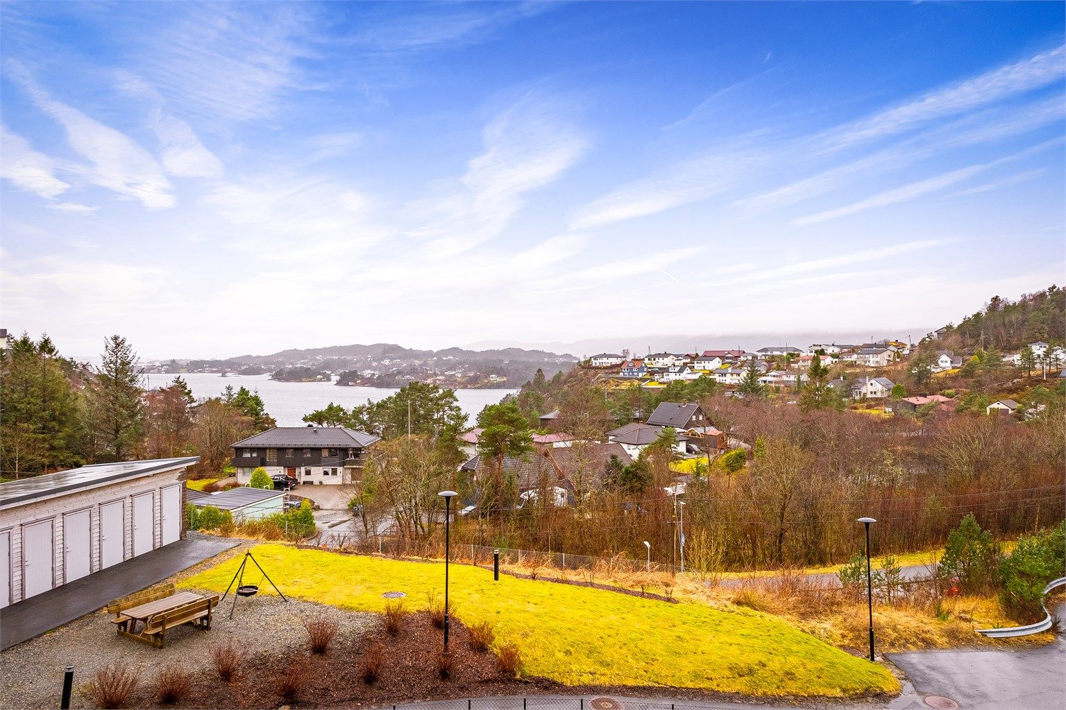 - Idyllisk utsikt fra altanen -