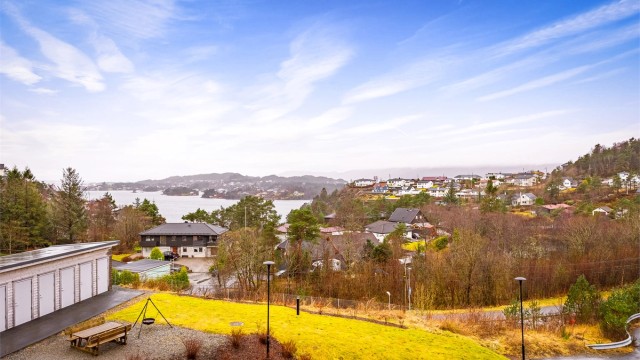 - Idyllisk utsikt fra altanen -