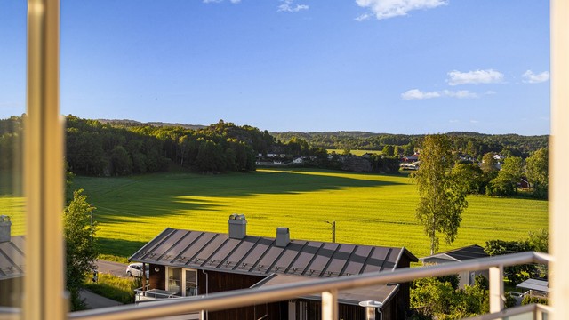 På balkongen mot nordvest får du kveldssol med fint utsyn over området.