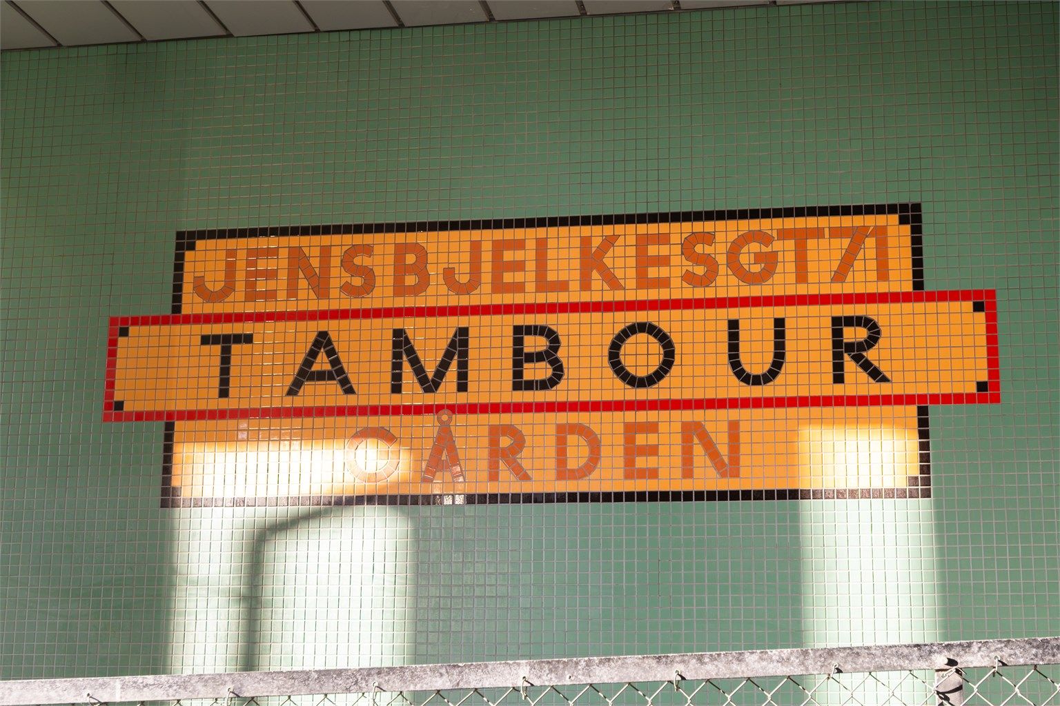 Karakteristisk mosaikkskilt ved inngangspartiet til Tambourgården.