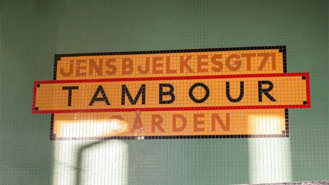Karakteristisk mosaikkskilt ved inngangspartiet til Tambourgården.