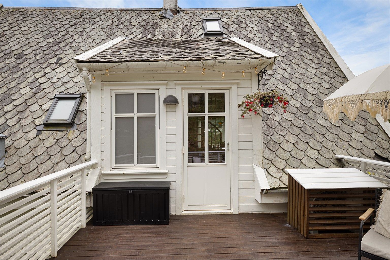 - Et koselig inngangsparti med egen terrasse - 