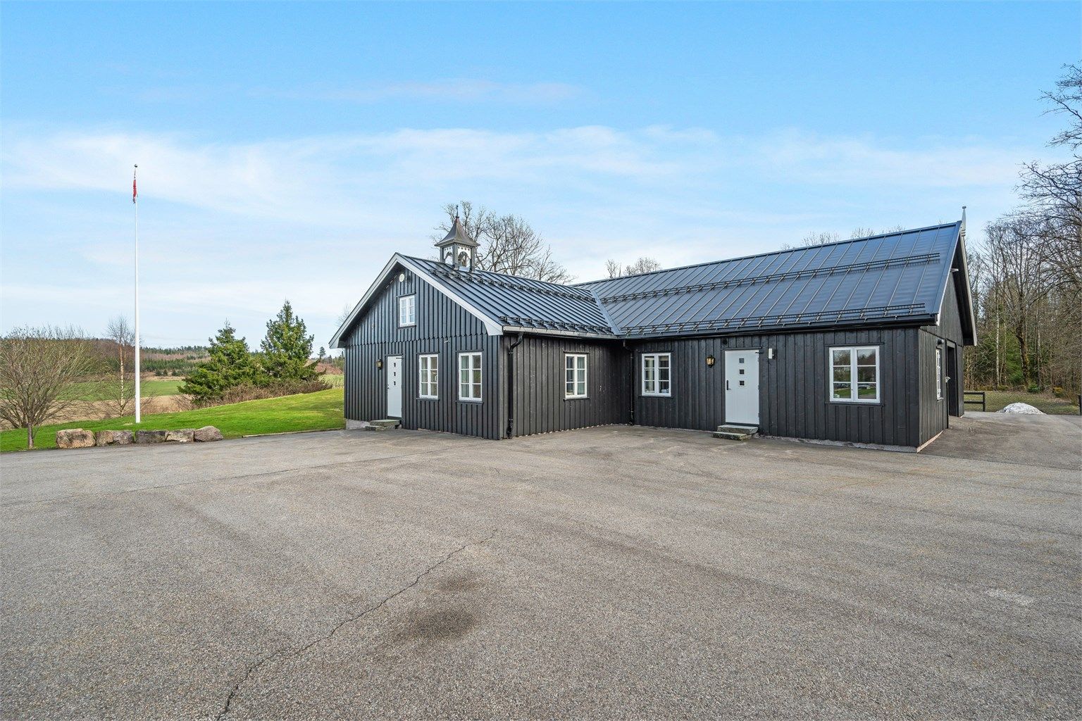 Eiendommen har flere store sidebygninger, inkludert en Leilighet/stall/garasje med stallplass til 7 hester. (Det foreligger ikke opplysninger eller dokumentasjon som avklarer om leilighetsdelen er godkjent som egen boenhet).