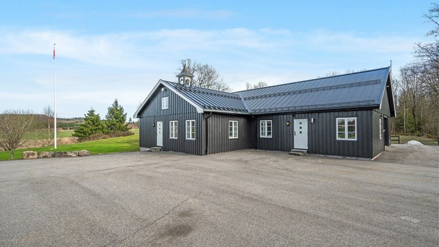 Eiendommen har flere store sidebygninger, inkludert en Leilighet/stall/garasje med stallplass til 7 hester. (Det foreligger ikke opplysninger eller dokumentasjon som avklarer om leilighetsdelen er godkjent som egen boenhet).