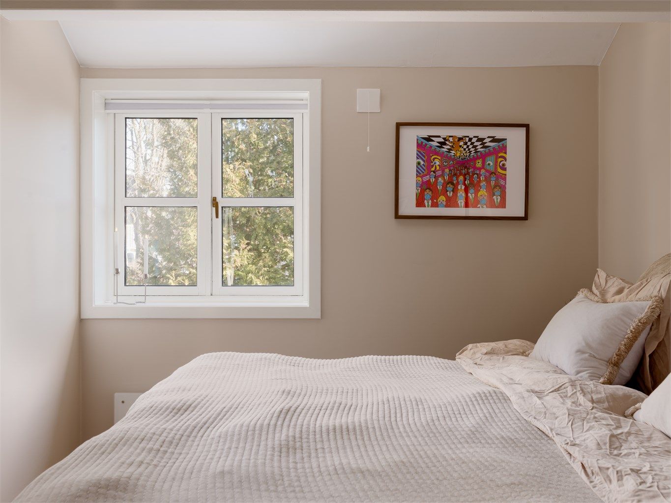 Soverommet er holdt i duse og behagelige nyanser - perfekte for soverommet. 