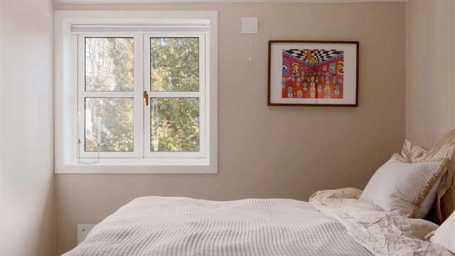 Soverommet er holdt i duse og behagelige nyanser - perfekte for soverommet.