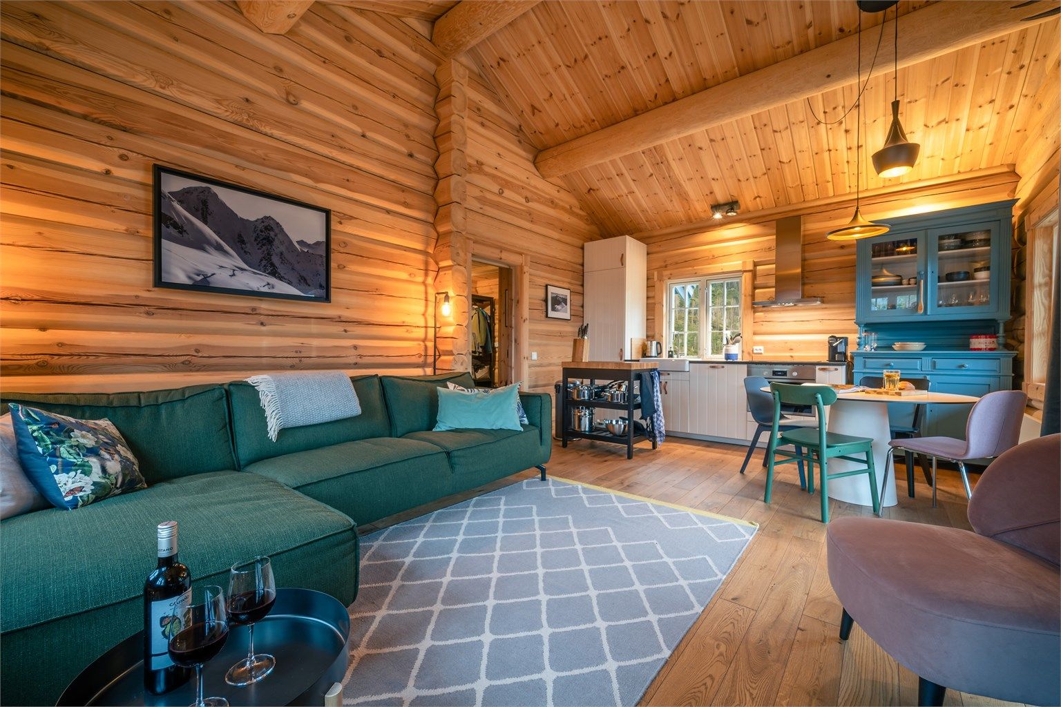 Koselig atmosfære i stuen (selgers arkivbilde)