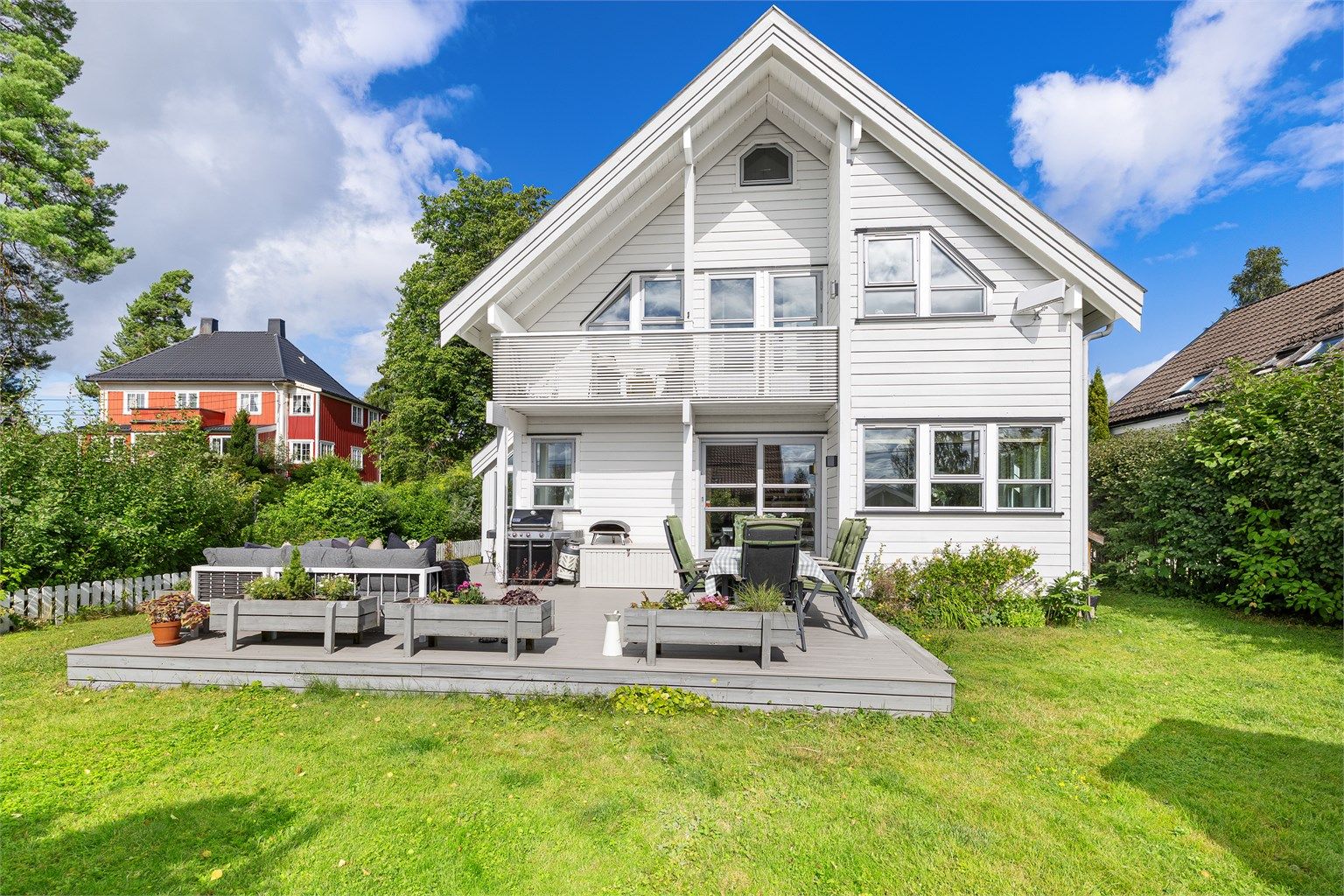 Stor terrasse på 42 m² med god plass til både sittegruppe og spisebord.