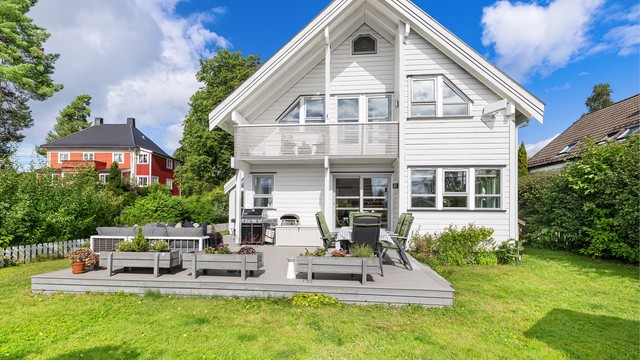 Stor terrasse på 42 m² med god plass til både sittegruppe og spisebord.