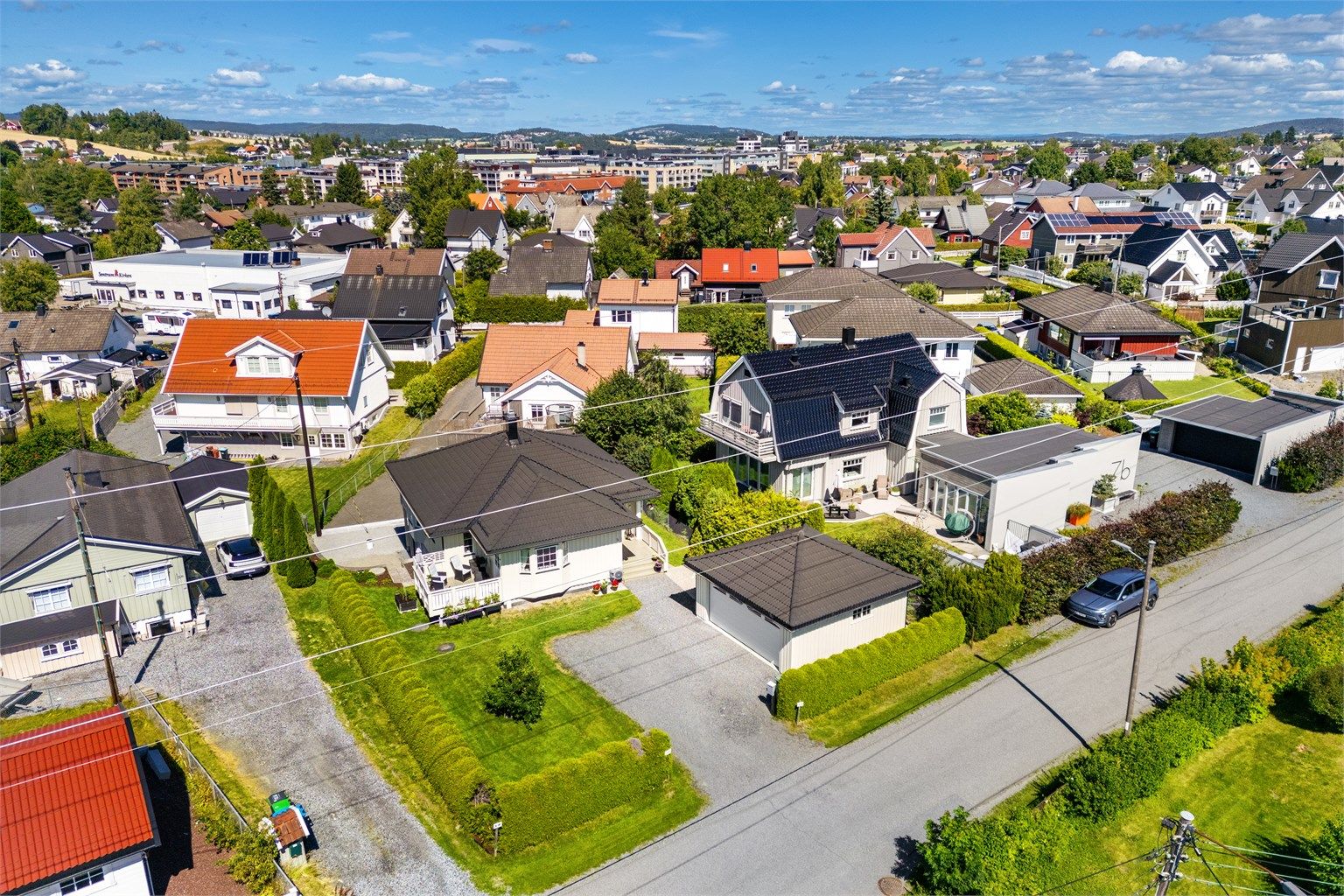 Eiendommen ligger sentralt til i et stille og etablert villaområde på Strømmen.
Foto: Digit Media